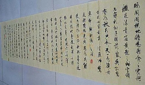 落霞与孤鹜齐飞，秋水共长天一色.表达诗人怎么的情感