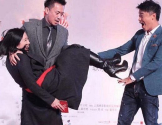 众女星被公主抱的瞬间都略显尴尬,尤其是最后一对,最后一对是谁?