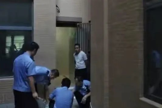 三岁女童被困电梯找不到家长不幸坠亡，父母怪窗台太矮，这是找人背锅