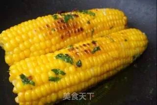 辣味黄油香烤玉米