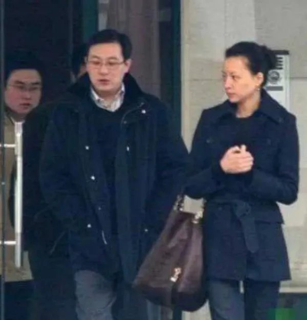 董卿夫妇罕见同框!穿情侣装高调秀恩爱,他们的感情如何?