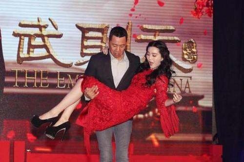 众女星被公主抱的瞬间都略显尴尬,尤其是最后一对,最后一对是谁?