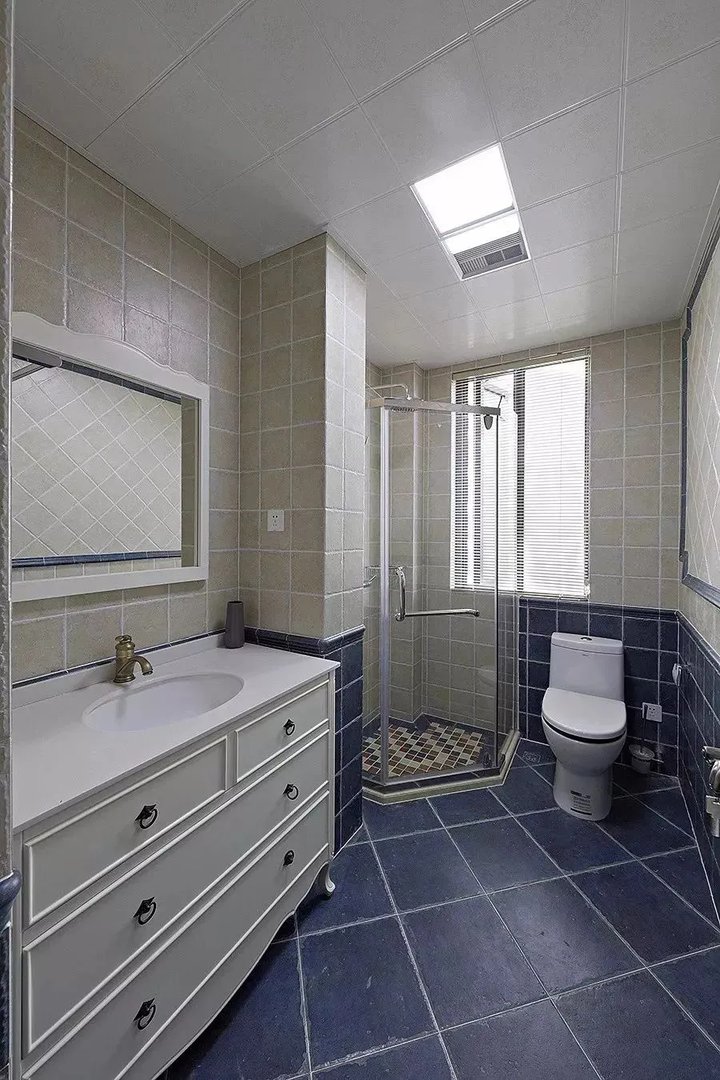 你还别说，卫生间墙砖贴上腰线，颜值提高了一大截！