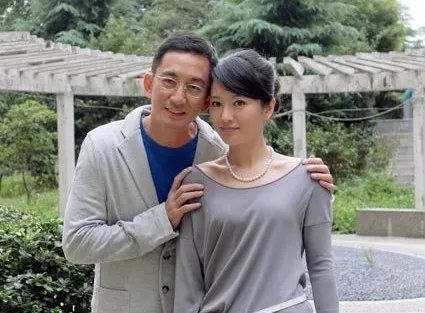 吴启华老婆大肚照曝光 请人选吉日剖腹产女
