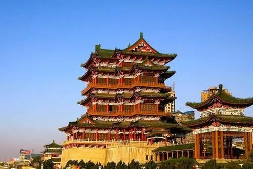 落霞与孤鹜齐飞,秋水共长天一色.表达诗人怎么的情感
