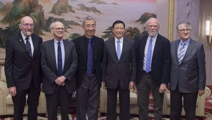 2017年诺贝尔物理学奖公布三人因什么获奖？