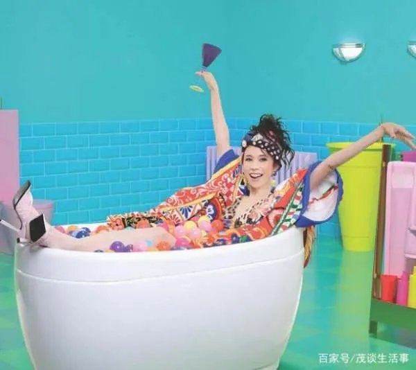 莫文蔚公开穿辱华品牌引热议,发问求原谅。这种行为值得原谅吗?