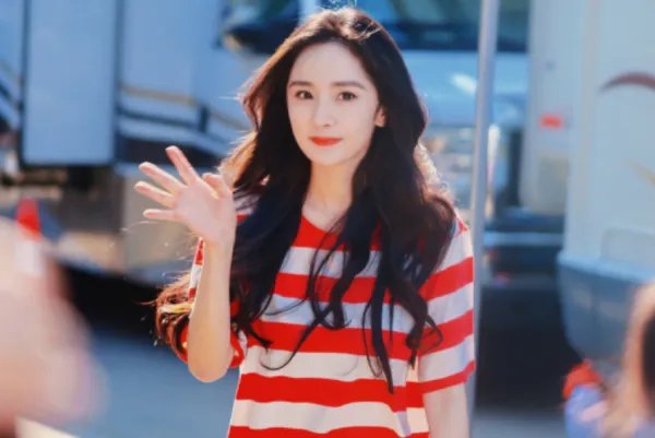 杨幂15年前旧照曝光,身材凹凸有致,当初她是如何进入娱乐圈的?