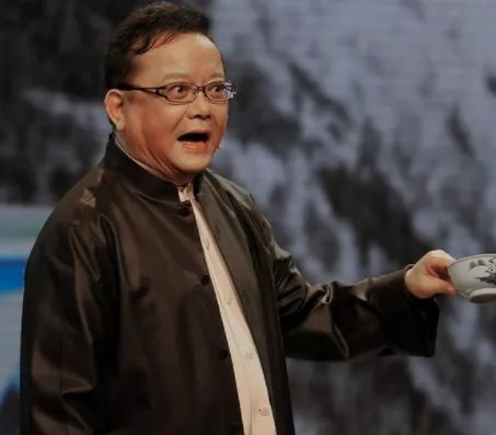 70岁王刚和儿子相差60岁，老婆一月花费上百万，现如今他过的怎么样？