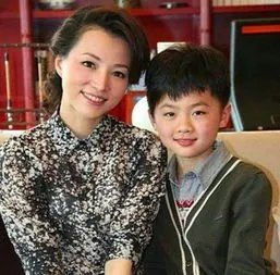 董卿夫妇罕见同框!穿情侣装高调秀恩爱,他们的感情如何?
