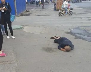 “老子就是黑社会”张家口花臂男当街暴打老人,他为何如此嚣张?