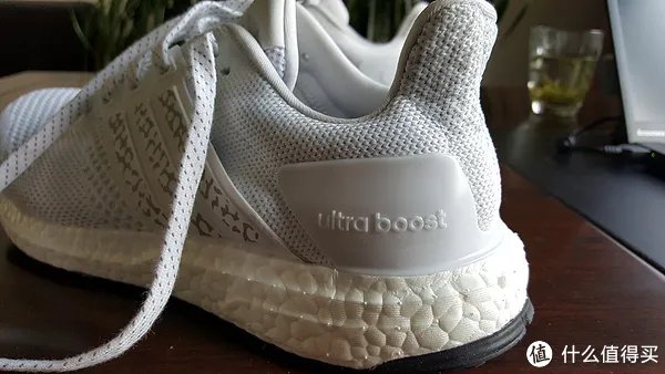 貌美如花、实力超群:白色的adidas 阿迪达斯 ultra boost 跑步鞋