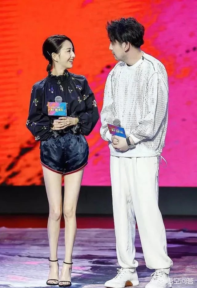 雷佳音的头围和佟丽娅的腰围纷纷引入注目，两人的穿搭各有什么特点？