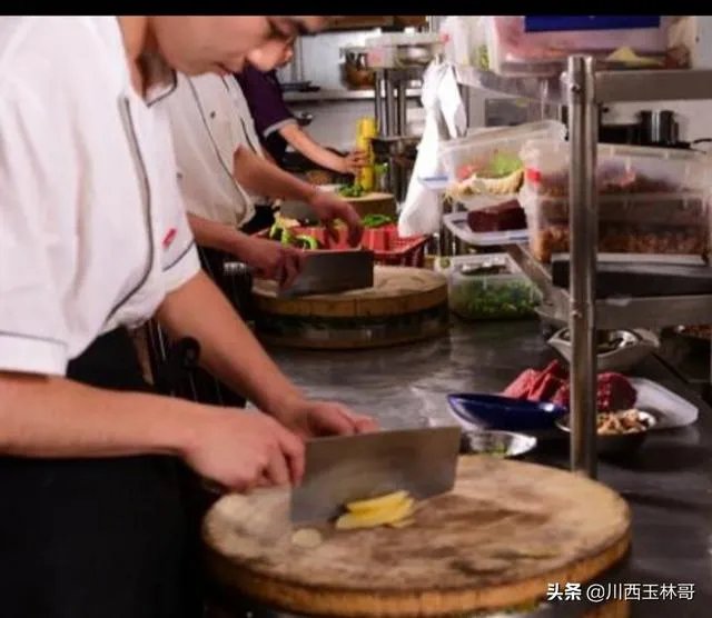 你对陕西苏福记后厨大厨朝锅里吐口水一事怎么看？