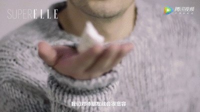 雷佳音的头围和佟丽娅的腰围纷纷引入注目，两人的穿搭各有什么特点？