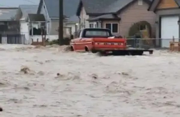 韩国首都圈等地区遭遇暴雨袭击,是什么酿成韩国首都圈的致命暴雨?