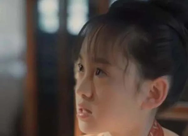 清平乐中苗心禾为什么趴墙根？