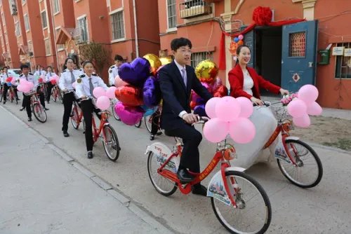接新娘的女的注意事项 随男方接亲的女孩叫什么