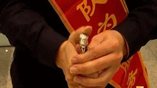 机场安检诡异微笑什么情况:机场安检诡异微笑真相详情