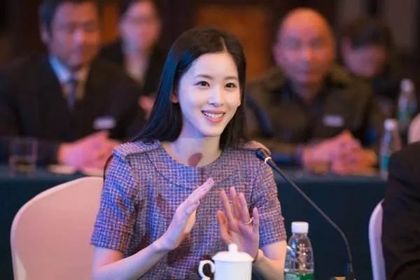 奶茶妹妹章泽天近照分享，当妈妈后的章泽天气质有何不同？