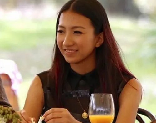 胡军的女儿照片曝光 长相秀气身材高挑