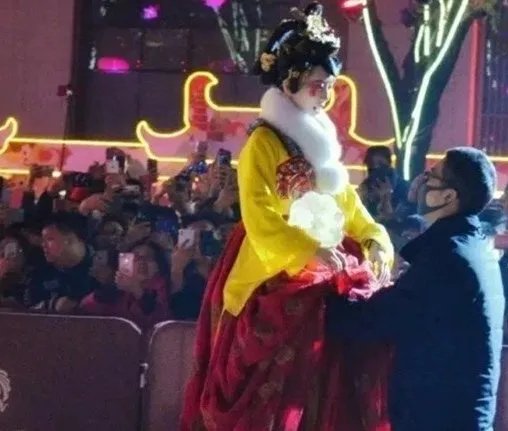 不倒翁小姐姐冯佳晨官宣结婚，是否有透露丈夫是谁？