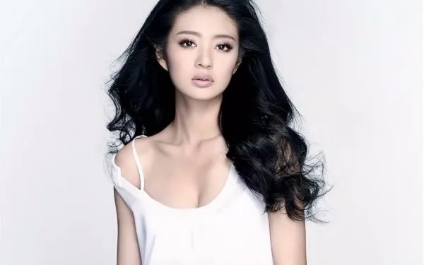 你知道安以轩在《倚天屠龙记》中扮演哪个角色吗?她的演技如何?