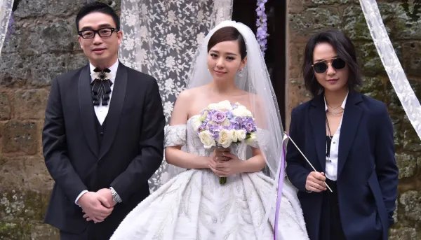 错爱渣男15年,离婚后大哭,张靓颖为什么一直走不出被控制的人生?