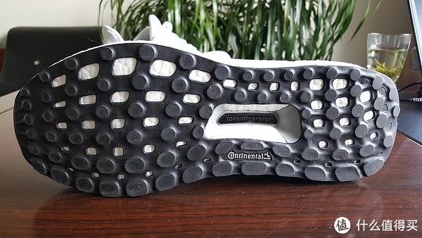 貌美如花、实力超群:白色的adidas 阿迪达斯 ultra boost 跑步鞋