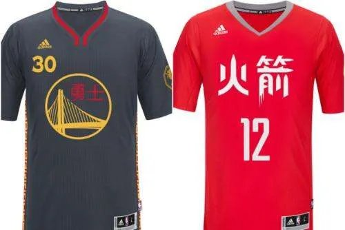 火箭队和勇士队为什么穿那种印有中文字样的球衣