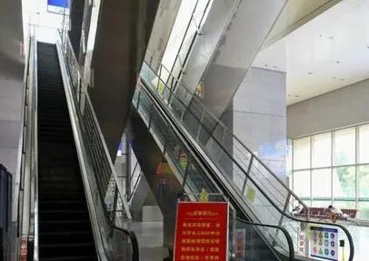 郑州各大超市人山人海囤物资，大家为了抢购有多拼？