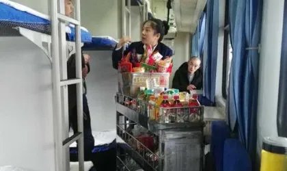 啤酒饮料矿泉水 花生瓜子火腿肠 脚收一下是什么意思？