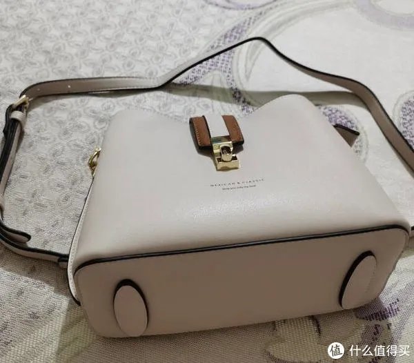 一款包包打造不同出街造型，稻草人女包评测