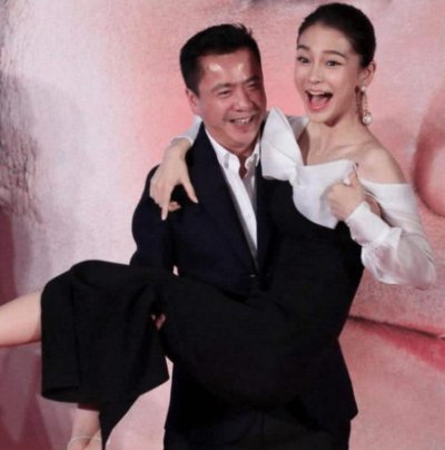 众女星被公主抱的瞬间都略显尴尬,尤其是最后一对,最后一对是谁?