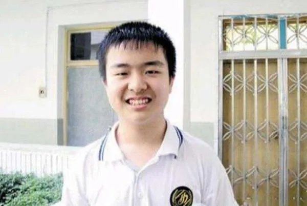 还记得那个名噪一时的五道杠少年吗?9年过去了,现状怎样了?