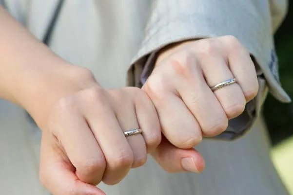 谈恋爱戴戒指应该戴哪个手指 女人十个手指戴戒指的含义是什么