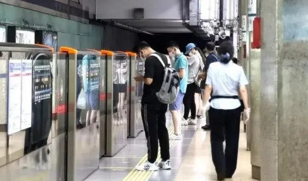 北京地铁二号线乘客翻越站台不幸身亡,怎样才能避免此类事件的发生?
