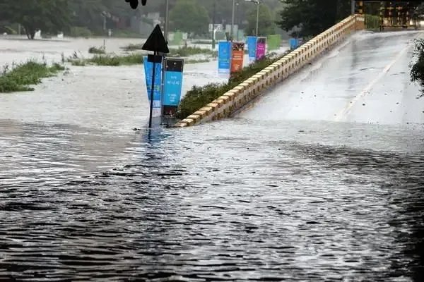 韩国首都圈等地区遭遇暴雨袭击,是什么酿成韩国首都圈的致命暴雨?