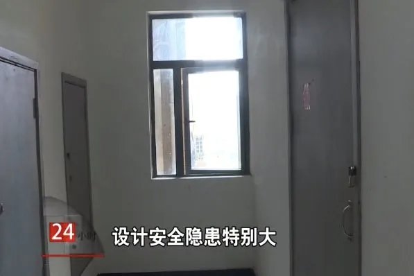 三岁女童被困电梯找不到家长不幸坠亡，父母怪窗台太矮，这是找人背锅