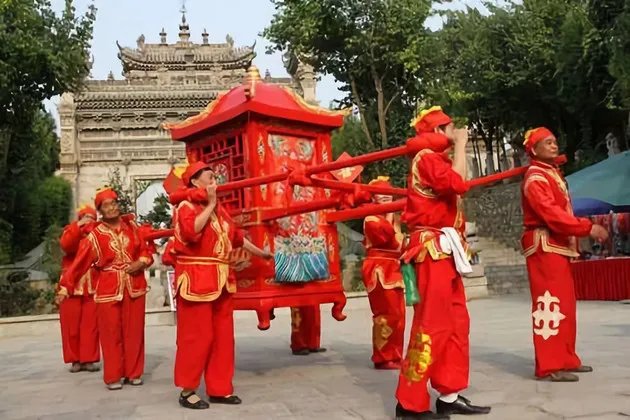 新娘出门需要铺红地毯吗 新娘出嫁当天的讲究