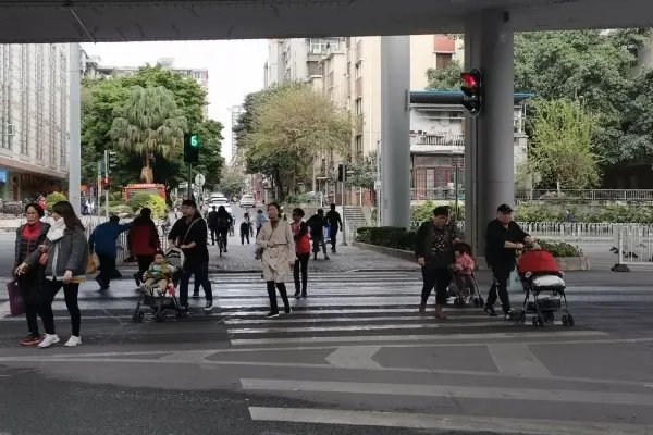 太可怕！7岁男孩1分钟3次横穿马路被撞，家长该承担哪些责任？