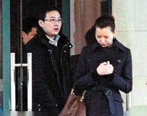 董卿夫妇罕见同框!穿情侣装高调秀恩爱,他们的感情如何?