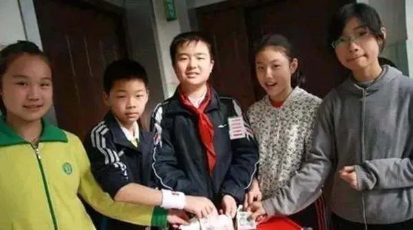 还记得那个名噪一时的五道杠少年吗?9年过去了,现状怎样了?