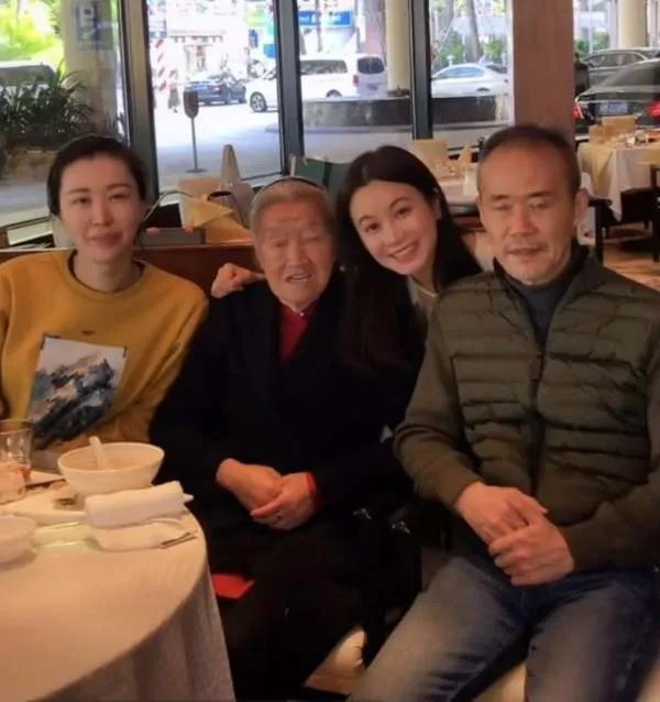 王石田朴珺私下聚餐被偶遇，田朴珺素颜打扮很随意，你怎么看？