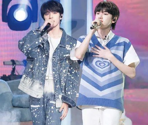 宋亚轩、刘耀文合唱《康定情歌》,两人在舞台上的表现如何?