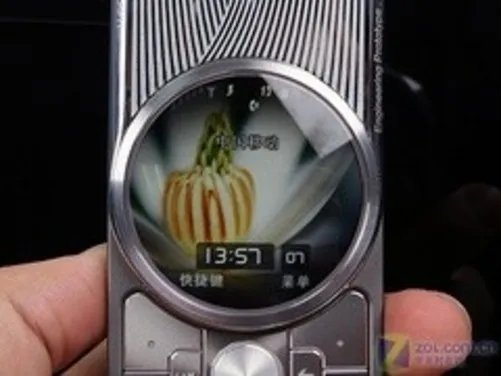 旋转屏奢华机 摩托罗拉AURA R1仅5586元