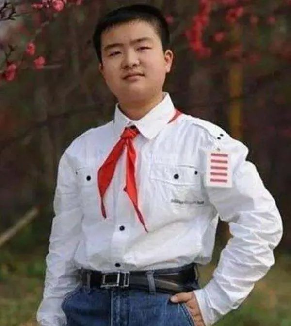 还记得那个名噪一时的五道杠少年吗?9年过去了,现状怎样了?