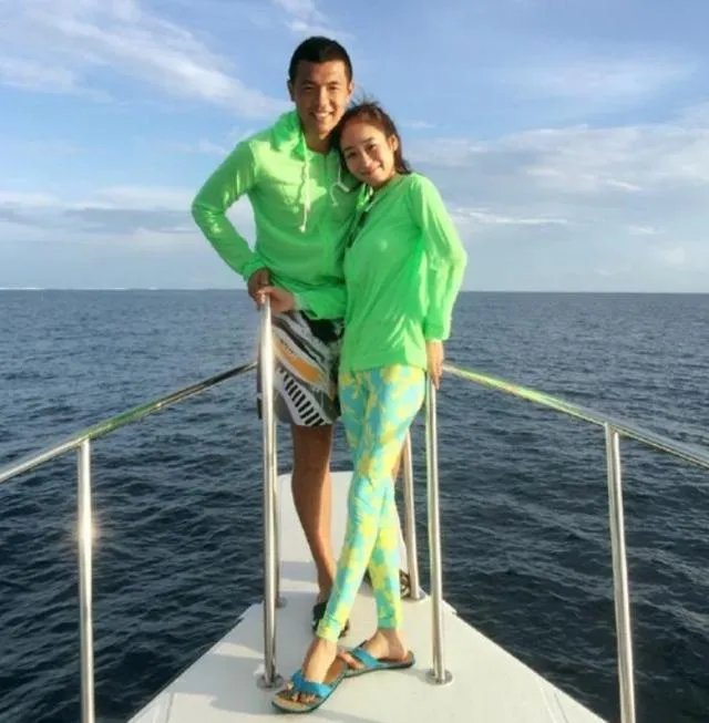 前国足球员徐亮和三婚妻子生活幸福吗?