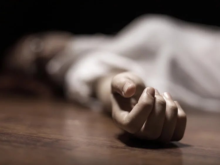 人死后的几个月内，如果不进行处理，尸体会发生什么变化？