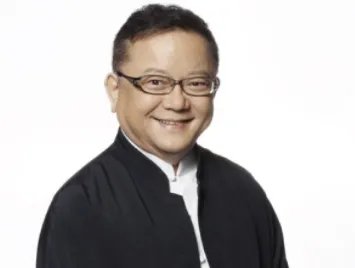 70岁王刚和儿子相差60岁，老婆一月花费上百万，现如今他过的怎么样？